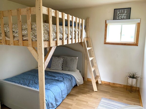 2 bedrooms, internet, bed sheets