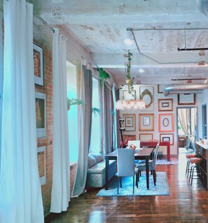Dining - Amazingly spacious currated loft. Huge bright 1b 1b loft with Valet parking incl (Dallas)