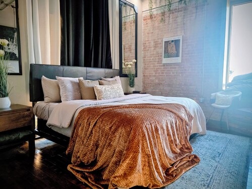 Amazingly spacious currated loft. Huge bright 1b 1b loft with Valet parking incl