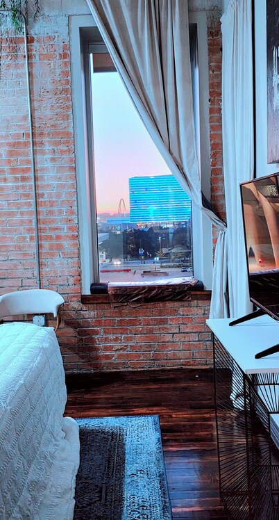 V.A Suites - 1,000+ Sqft upscale loft + office, 75" T.V Wash/Dry & Free Valet 