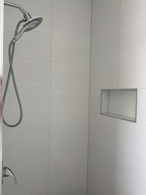 Een haardroger, handdoeken, zeep, shampoo