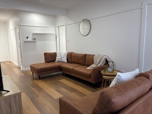 TV - 5 Hely Avenue, Wagga Wagga (Wagga Wagga)