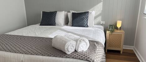 4 bedrooms, iron/ironing board, bed sheets