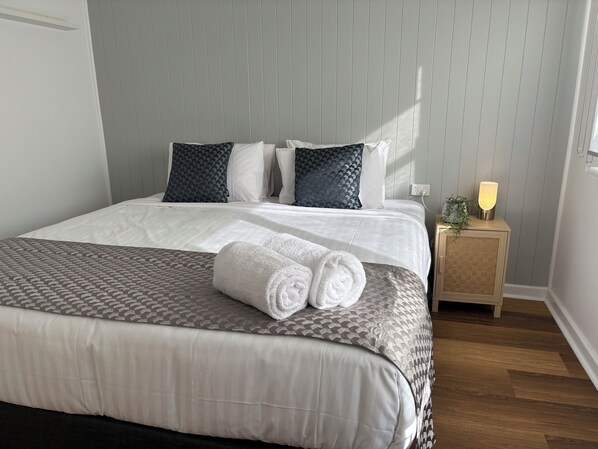 4 bedrooms, iron/ironing board, bed sheets - 5 Hely Avenue, Wagga Wagga (Wagga Wagga)