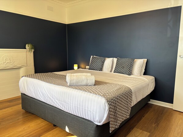 4 habitaciones, tabla de planchar con plancha y ropa de cama 