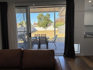 TV - 5 Hely Avenue, Wagga Wagga (Wagga Wagga)