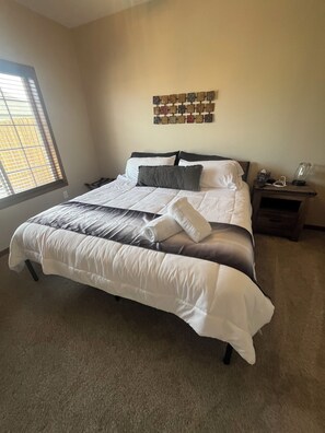 2 habitaciones, escritorio y tabla de planchar con plancha 