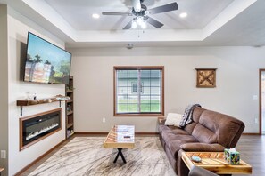 Télévision, cheminée, imprimantes