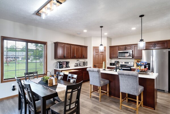 Dining - Coming April 1 2026 - 2 King executive Suites  amazing extremely clean home  (Sioux Falls)