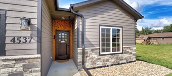 Newly built super clean two king suite voted #1 close to Denny Sanford Premier 