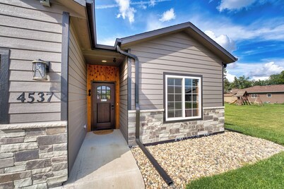 Newly built super clean two king suite voted #1 close to Denny Sanford Premier 