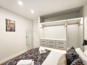 2 habitaciones, tabla de planchar con plancha y cuna de viaje 