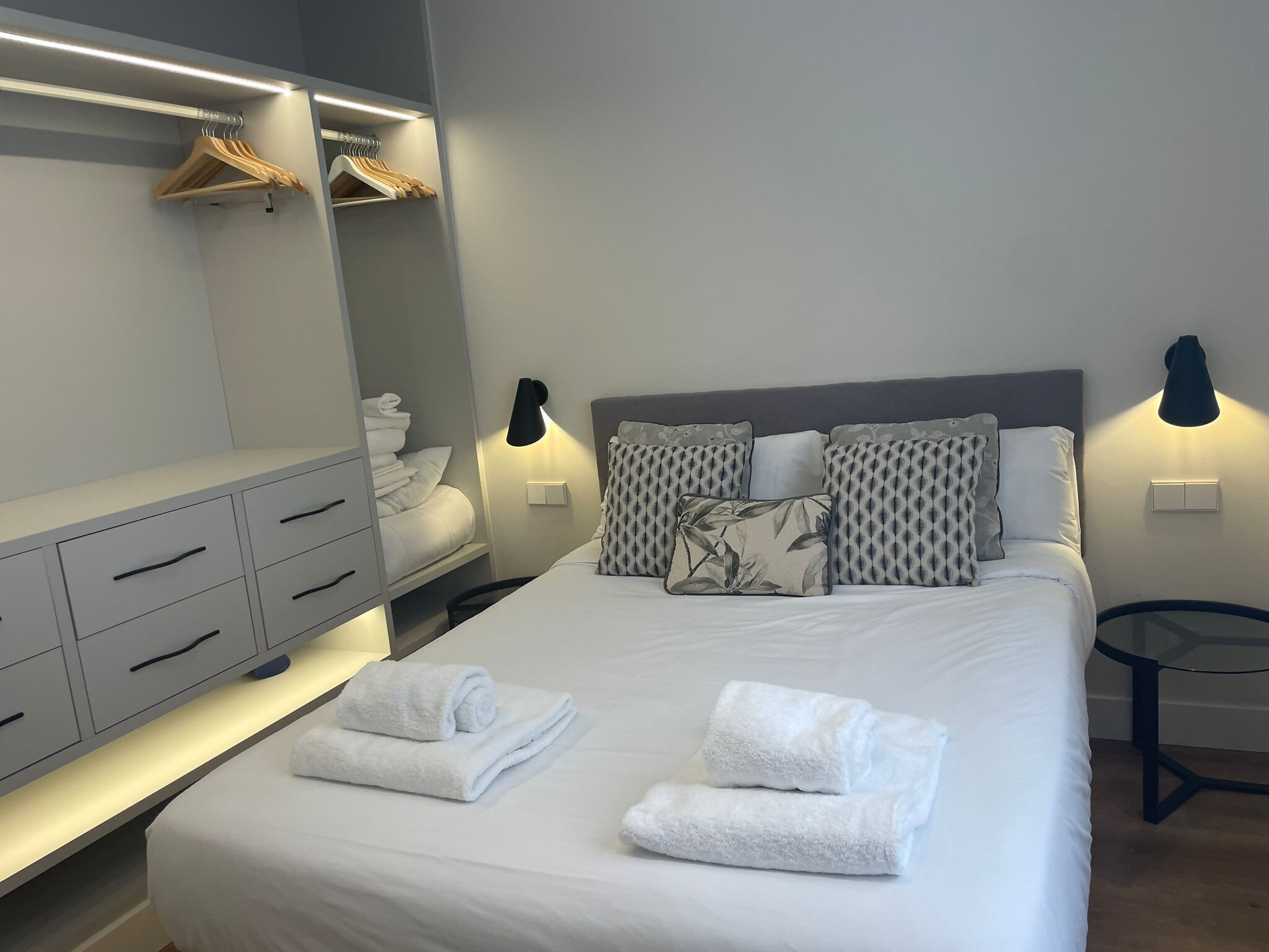 2 slaapkamers, een strijkplank/strijkijzer, reisbedje, gratis wifi