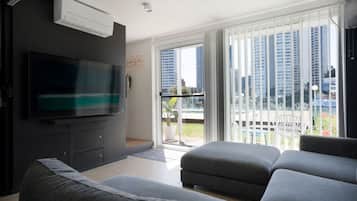 TV, fireplace, stereo