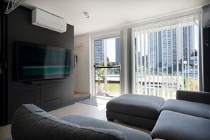 TV, fireplace, stereo