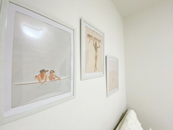 Una pared con tres cuadros enmarcados.