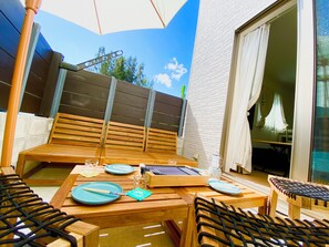 Outdoor dining - New Onna | Cozy BBQ terrace, 8-min beach, snorkeling, SUP, sleeps 7, parking (恩納村)