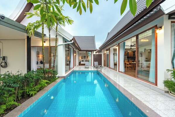 Una piscina al aire libre