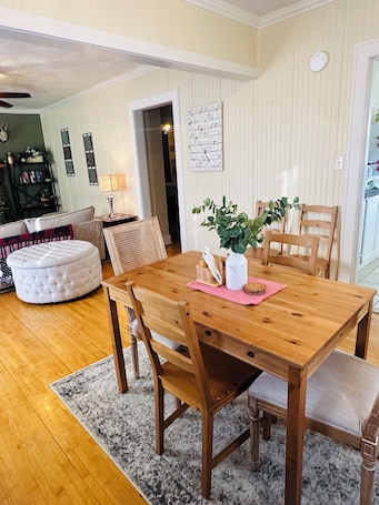 お食事. 1bd 1ba PET FRIENDLY house - add more bedrooms to sleep up to 6 - just ask!
