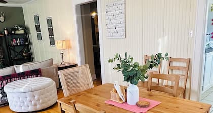 Candee Shack: 1bd 1ba PET FRIENDLY house - add more bedrooms to sleep up to 6