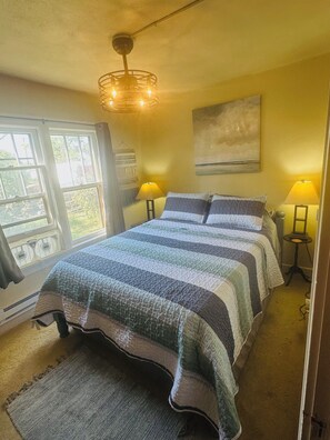 1 bedroom, desk, free WiFi, bed sheets - Candee Shack: 1bd 1ba PET FRIENDLY house - add more bedrooms to sleep up to 6 (Glasgow)