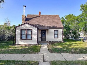 Exterior - Candee Shack: 1bd 1ba PET FRIENDLY house - add more bedrooms to sleep up to 6 (Glasgow)