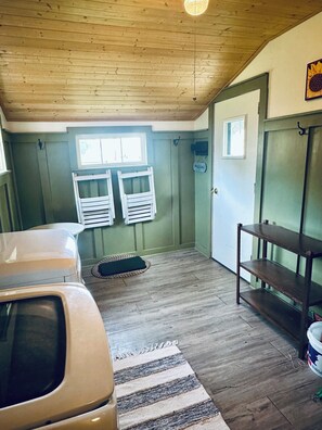 Interior - Candee Shack: 1bd 1ba PET FRIENDLY house - add more bedrooms to sleep up to 6 (Glasgow)