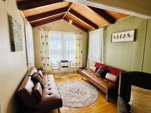 Smart TV, books - Candee Shack: 1bd 1ba PET FRIENDLY house - add more bedrooms to sleep up to 6 (Glasgow)