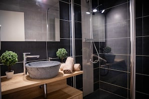 Dusche, Haartrockner, Handtücher