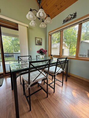 Dining - Free Boats - 3 Lakes - Steps to Water - Vacation Ready - Modern Lake Life (Aitkin)