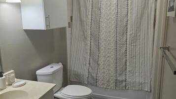 SĂšche-cheveux, serviettes fournies, savon, papier toilette