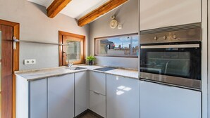 Coffee/tea maker, fridge, microwave, oven