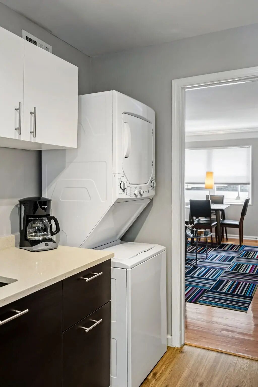 Réfrigérateur, four à micro-ondes, un four, surface de cuisson