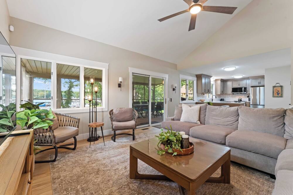 Stylish 3BR Waterfront Home w/ Sunset Porch + Access to Dining Sunsets on Shoreline by Avantstay - Mount Mourne, NC