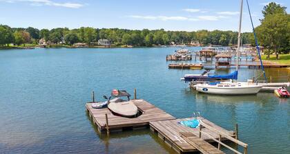 Lake Norman Waterfront Home w/ Covered Porch, Sunset Views & Easy Access to Dining, Shopping & Uptown Charlotte Adventures Sunsets on Shoreline