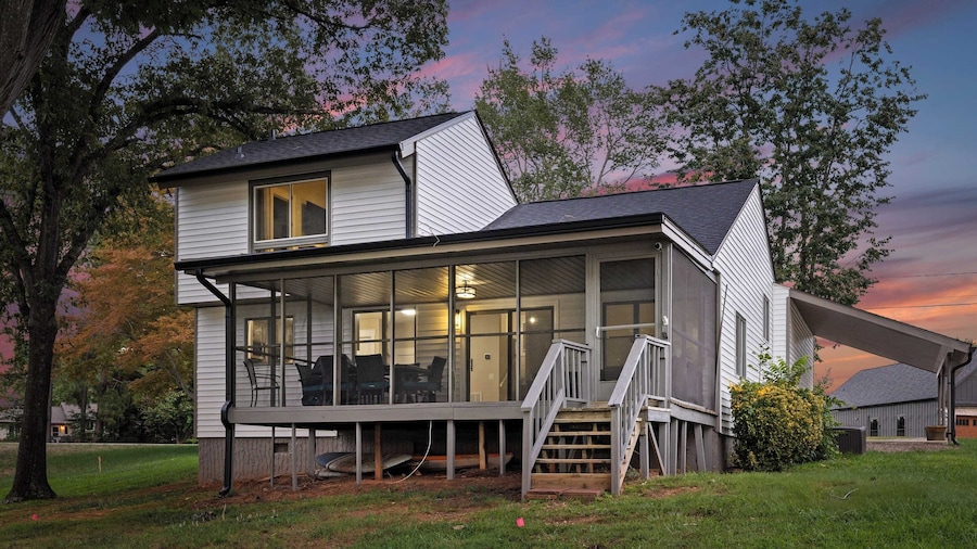 Lake Norman Waterfront Home w/ Covered Porch, Sunset Views & Easy Access to Dining, Shopping & Uptown Charlotte Adventures Sunsets on Shoreline