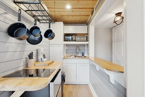 Fridge, oven, stovetop, dishwasher