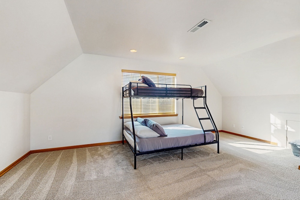 Spacious home w/ full kitchen, great location & deck with incredible