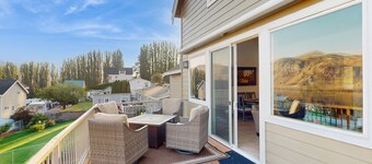 Spacious home w/ full kitchen, great location & deck with incredible views