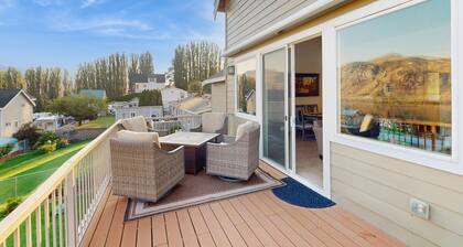 Spacious home w/ full kitchen, great location & deck with incredible views