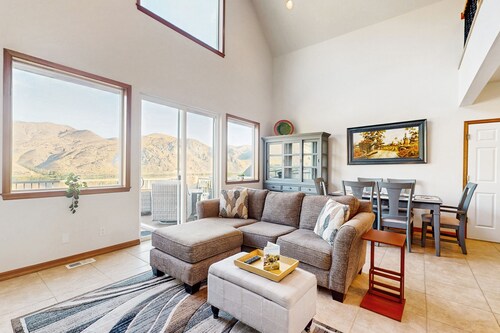 Spacious home w/ full kitchen, great location & deck with incredible views