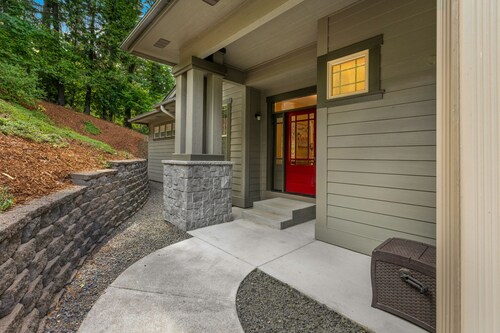 Exclusive Eugene retreat close to university with natural forest calm