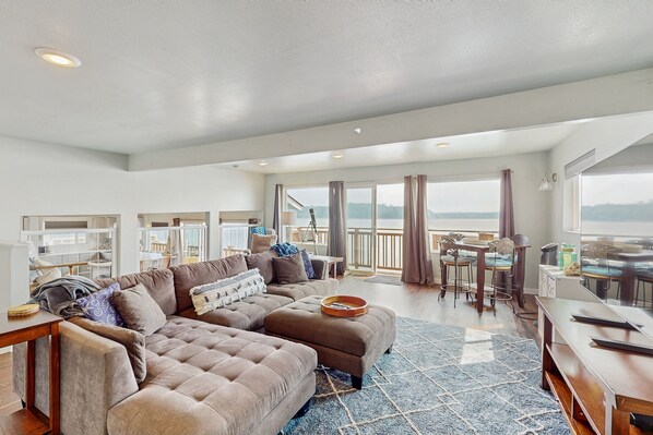 Televisión, chimenea y reproductor de DVD 