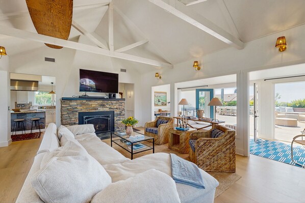 Tv, pejs, bordtennisbord, bøger