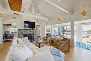 TV, fireplace, ping pong, books