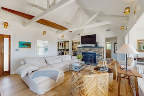 TV, fireplace, ping pong, books