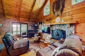 TV, fireplace - Cozy mountain cabin with sunset views, forest trails & fireplace charm (Ellijay)