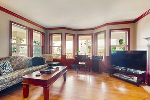 Televisión, chimenea, reproductor de DVD, futbolito