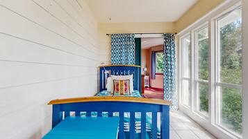 4 bedrooms, iron/ironing board, WiFi, bed sheets