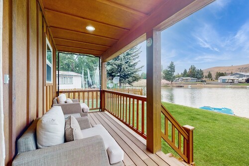 Lakefront home with kayaks and paddle boat, full kitchen and private BBQ